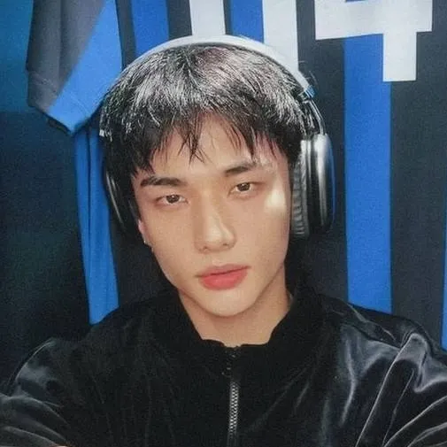 chat with ai character: ୧ＨＹＵＮＪＩＮ୨