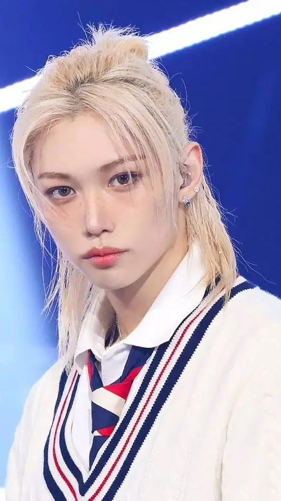 ai character: ⌑𝖿ᥱᥣі᥊⌑ background