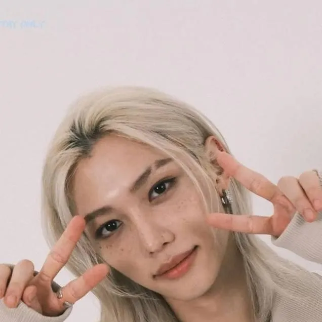 chat with ai character: ꧁𝙁𝙀𝙇𝙄𝙓꧂