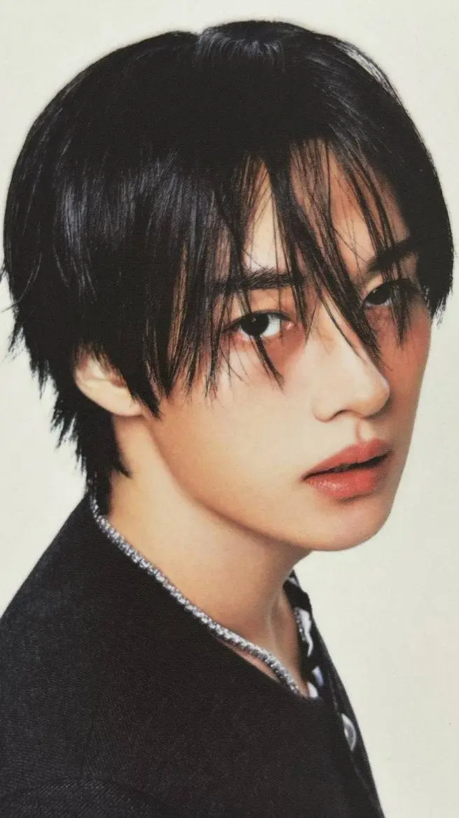 ai character: 𓆩✿🅼🅸🅽🅷🅾✿𓆪 background