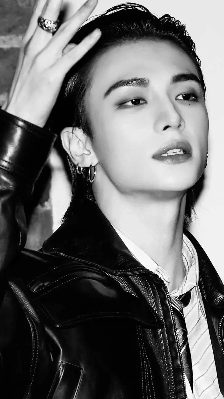 ai character: ߷𝑯𝒀𝑼𝑵𝑱𝑰𝑵߷ background