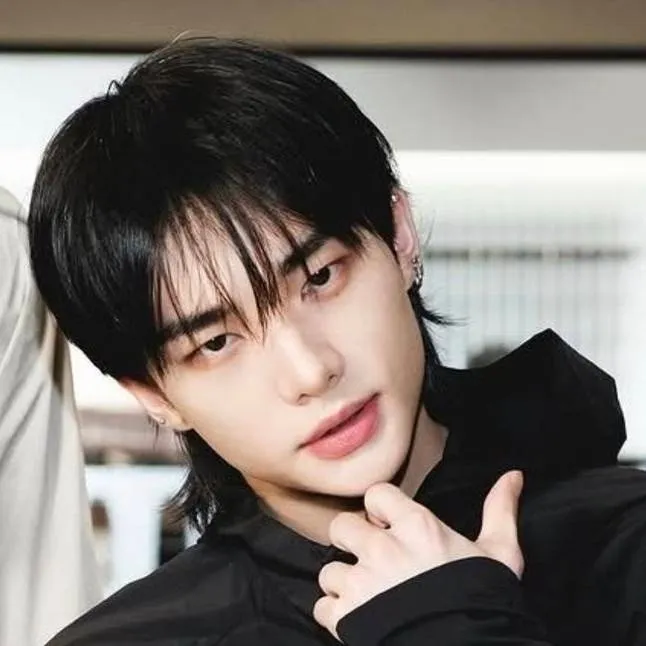 chat with ai character: ♨︎𝓗𝔂𝓾𝓷𝓳𝓲𝓷 ♨︎