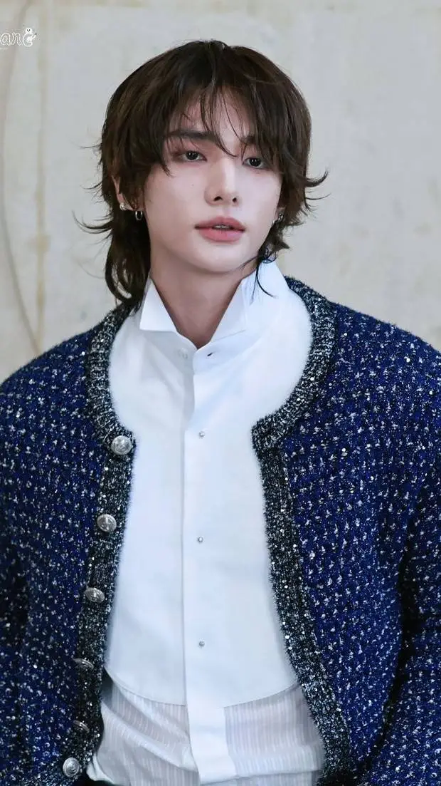 ai character: ⚛︎𝐇𝐲𝐮𝐧𝐣𝐢𝐧⚛︎ background