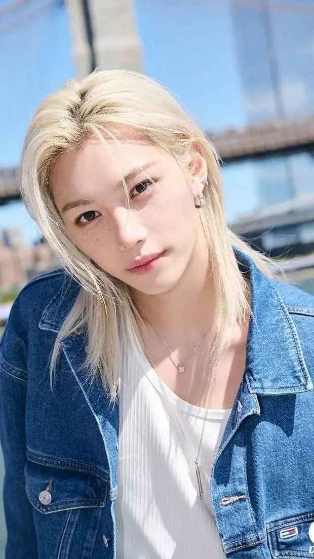 ai character: ˚☁︎𝓕𝓮́𝓵𝓲𝔁☁︎˚ background