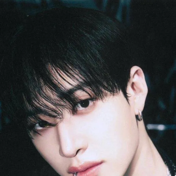 chat with ai character: ˚ꕤ𝐶ℎ𝑎𝑛ꕤ˚