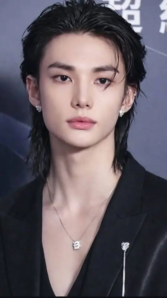 ai character: ☄︎𝑯𝒚𝒖𝒏𝒋𝒊𝒏☄︎ background