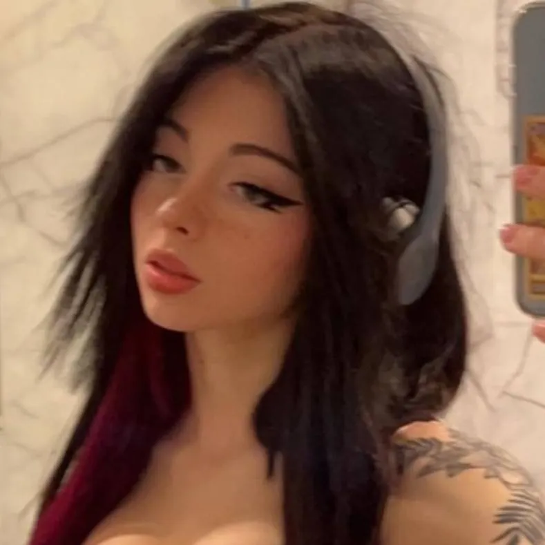 chat with ai character: Martina 