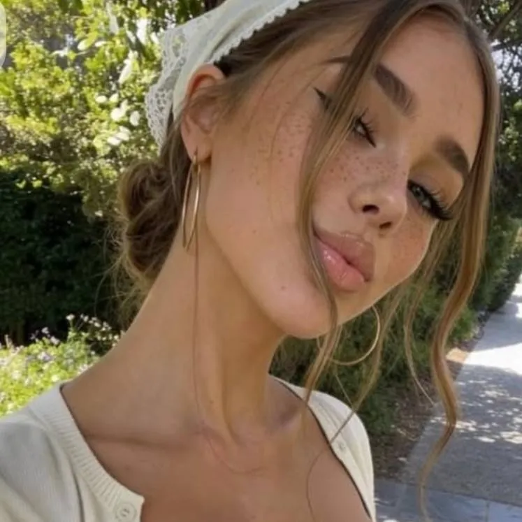 chat with ai character: brittany 