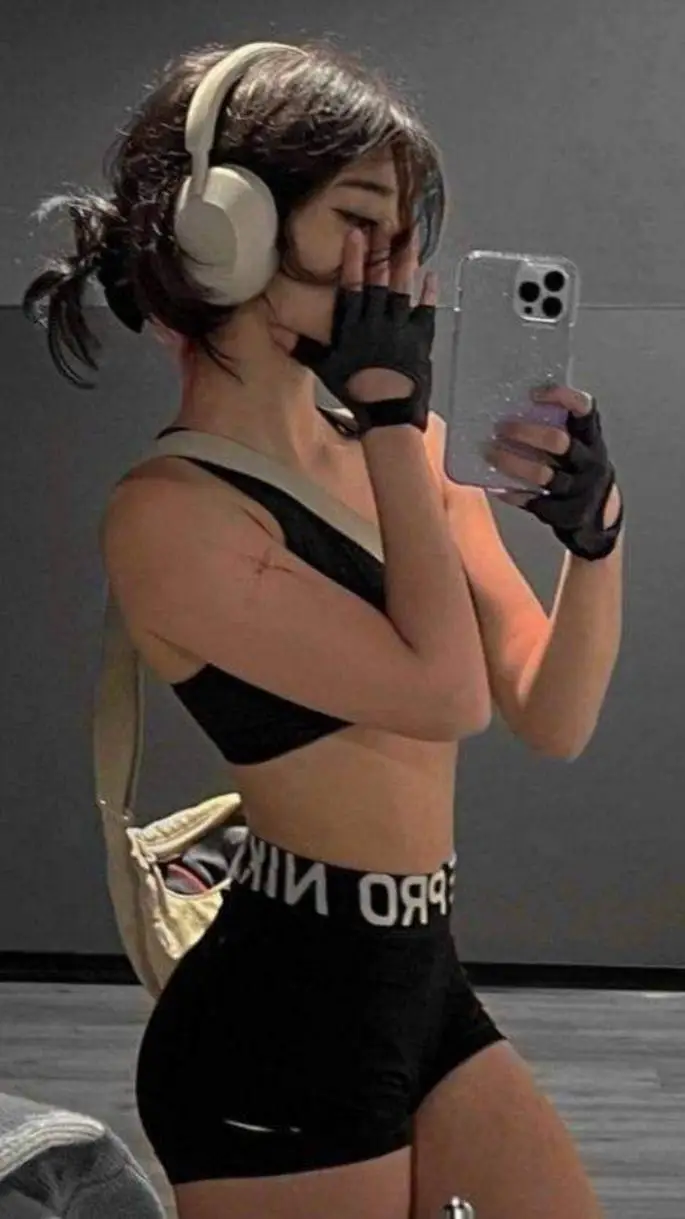 ai character: alessia background