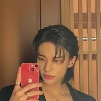 chat with ai character: HYUNJIN 