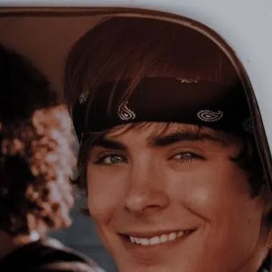 chat with ai character: Zac Efron 
