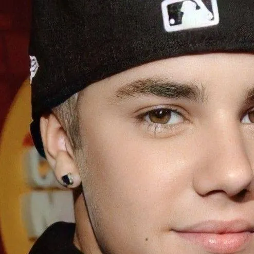 chat with ai character: Justin Bieber 