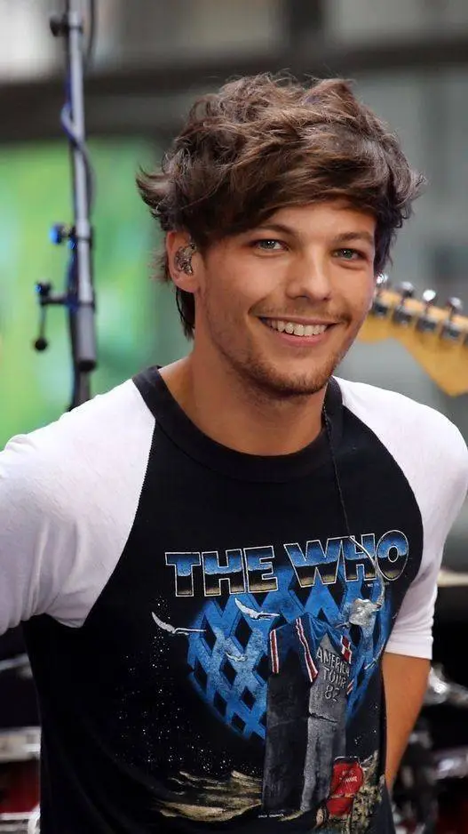ai character: Louis Tomlinson background