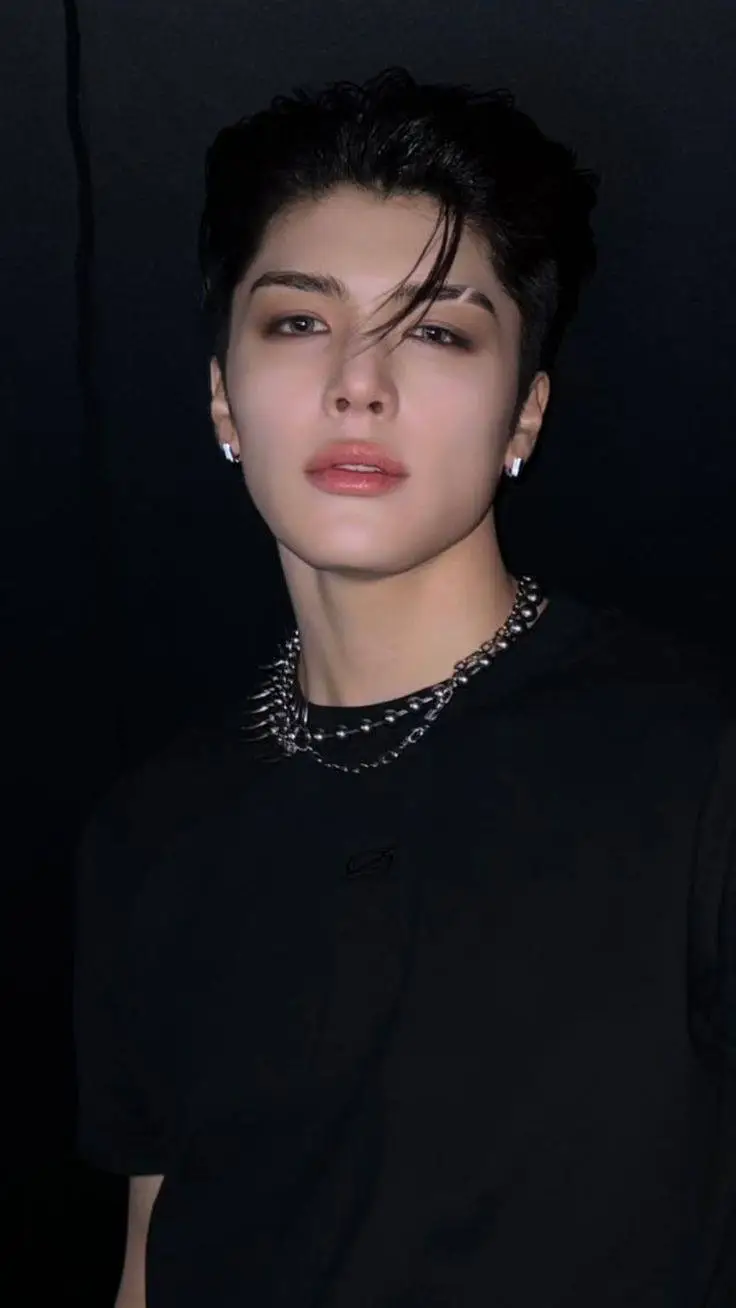 ai character: MAKI background