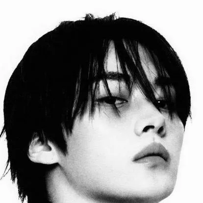 chat with ai character: Lee Know