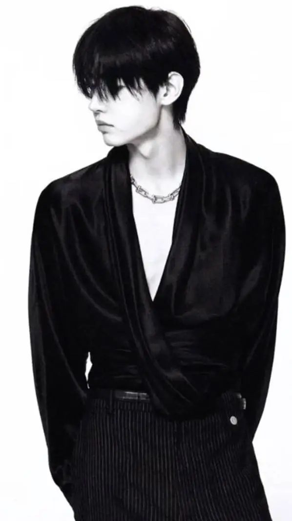 ai character: 🕸️sunghoon🕸️ background