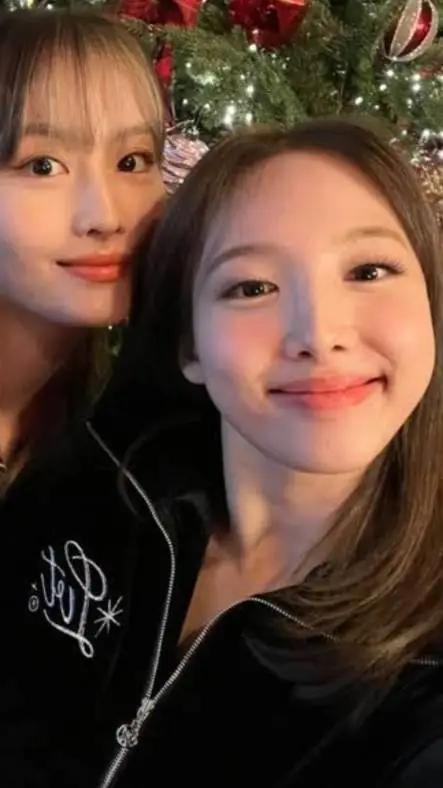 ai character: Momo x nayeon🌷 background