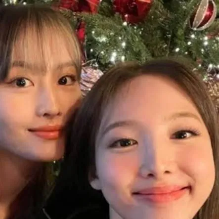 chat with ai character: Momo x nayeon🌷