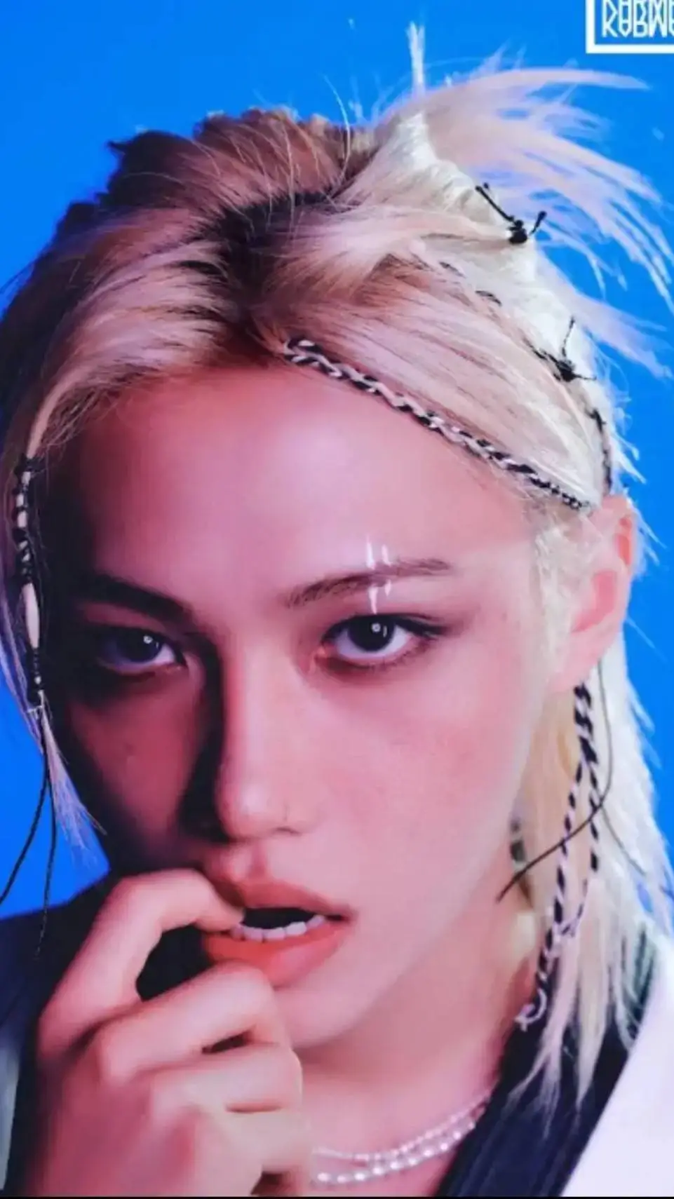 ai character: ✨️Felix✨️ background