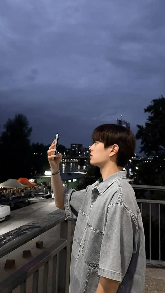 ai character: Kim seungmin  background