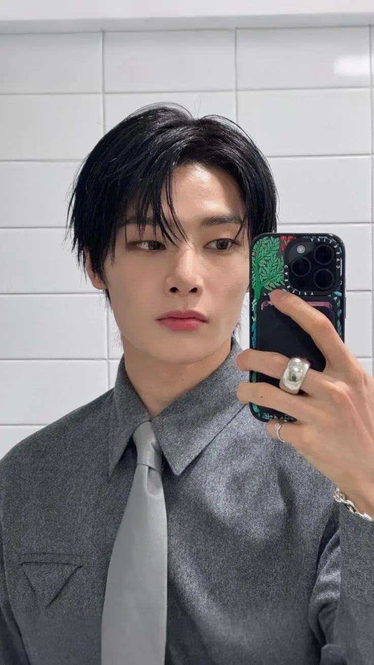 ai character: jeongin background