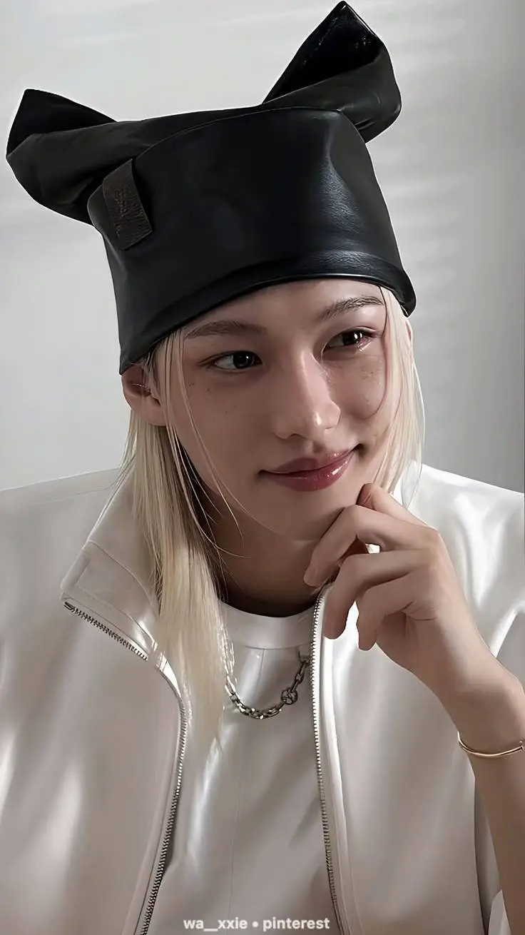 ai character: lilix__릴리 스 background