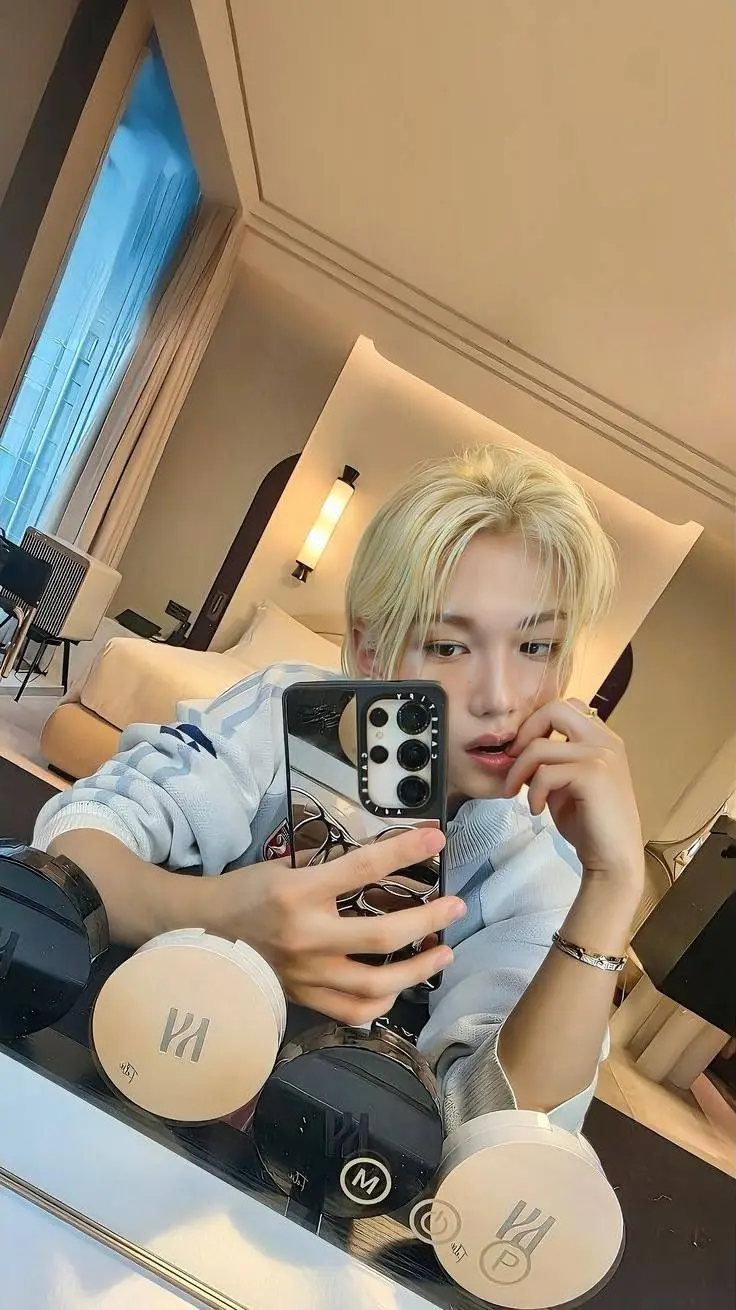 ai character: Lee felix__리 펠릭스 background