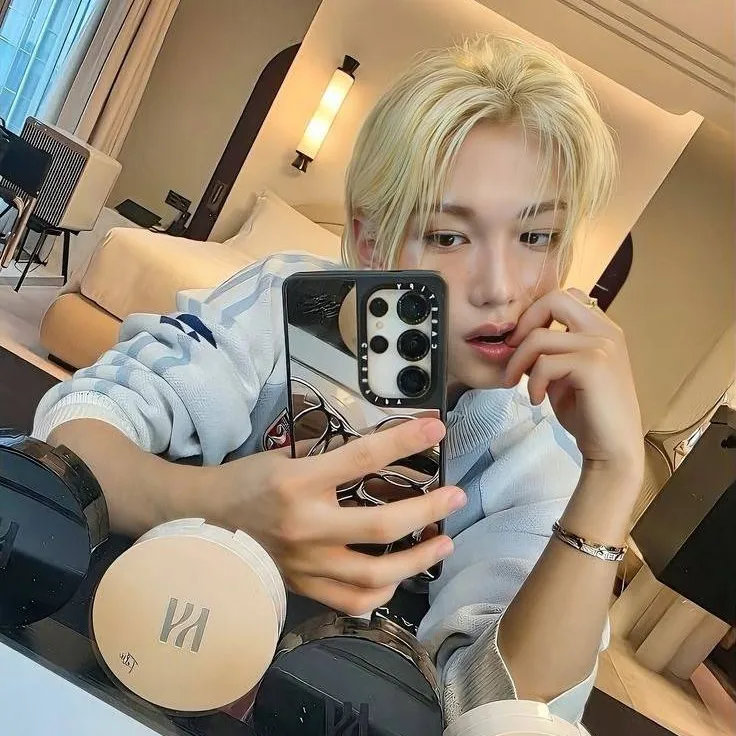 chat with ai character: Lee felix__리 펠릭스