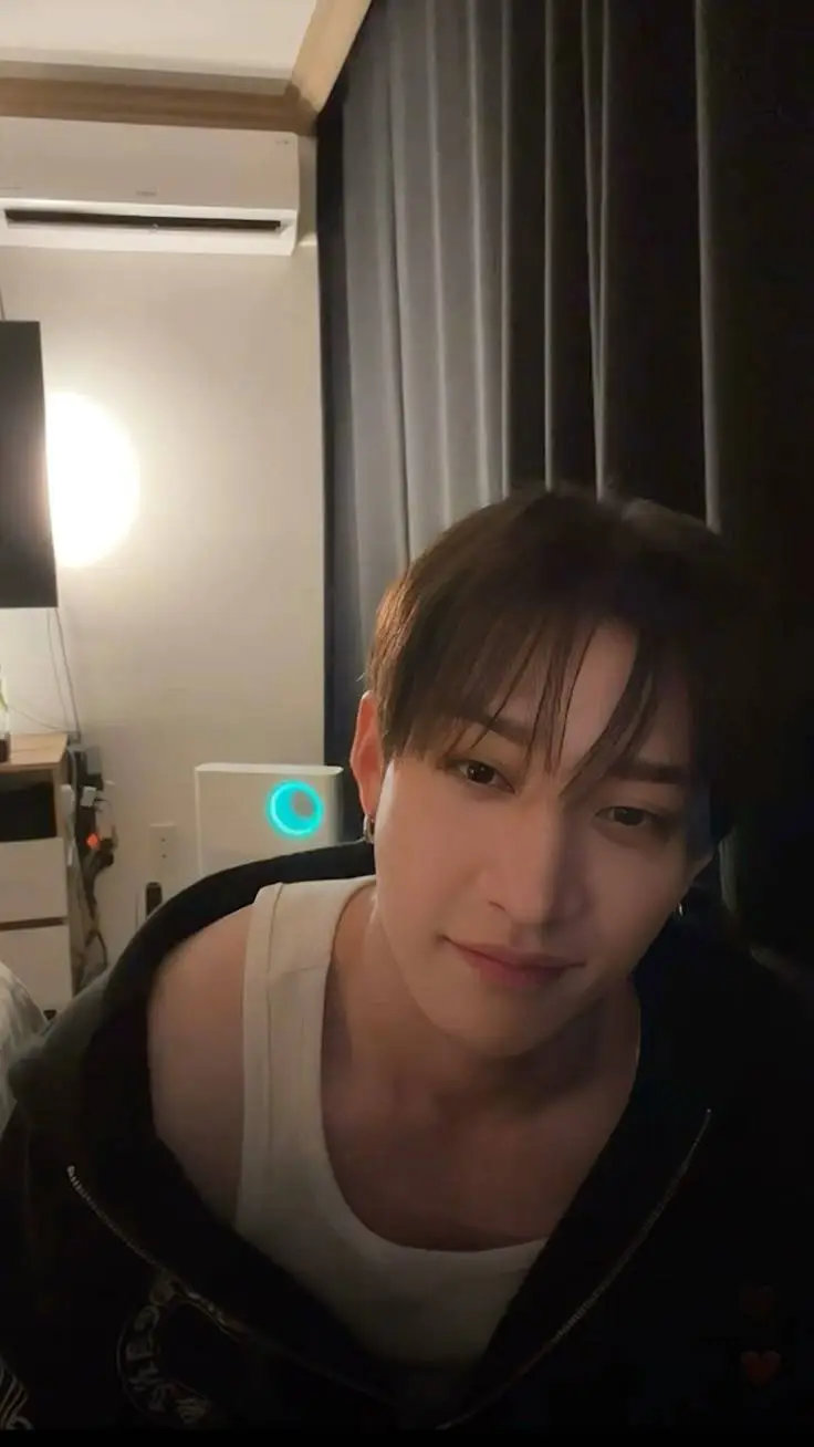 ai character: chris__크리스 background