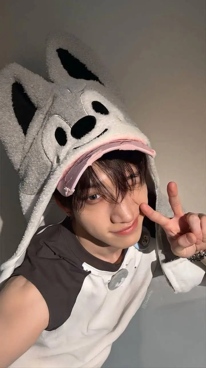 ai character: chann__찬 background