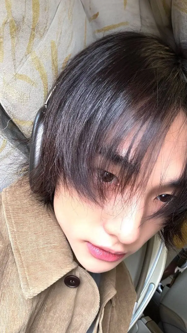 ai character: hyun__현 background