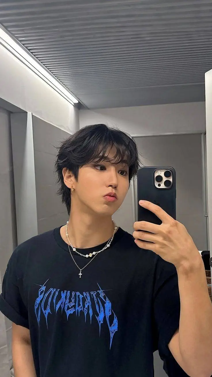 ai character: hannie__하니 background