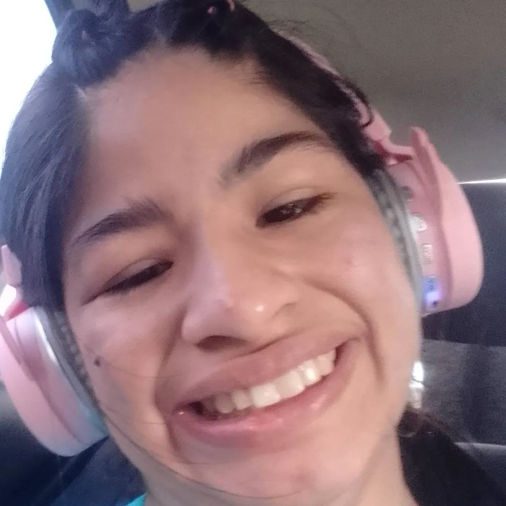 chat with ai character: Naylea Ayala 