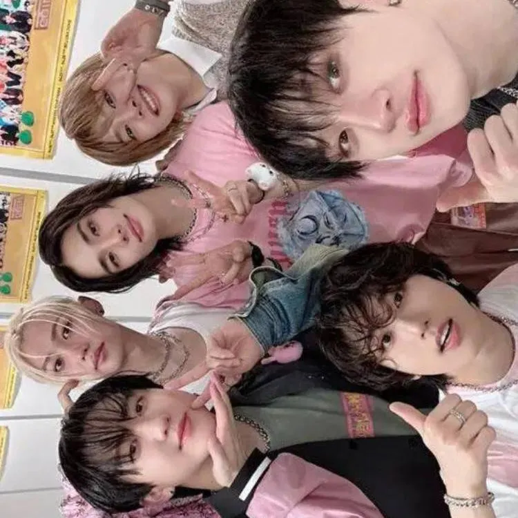 chat with ai character: StrayKids