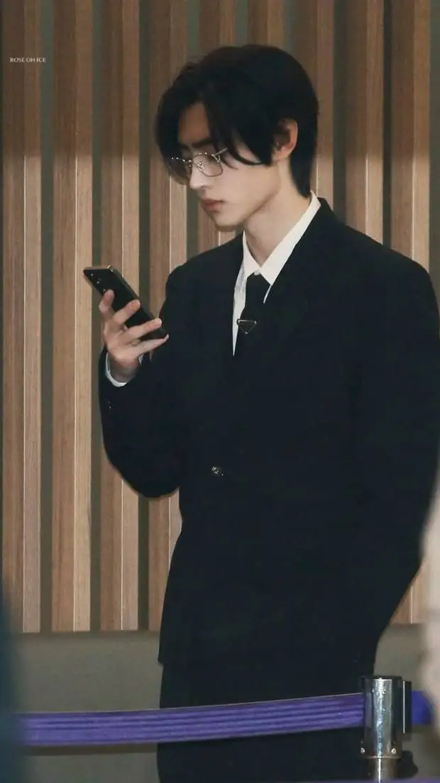 ai character: Park Sunghoon  background