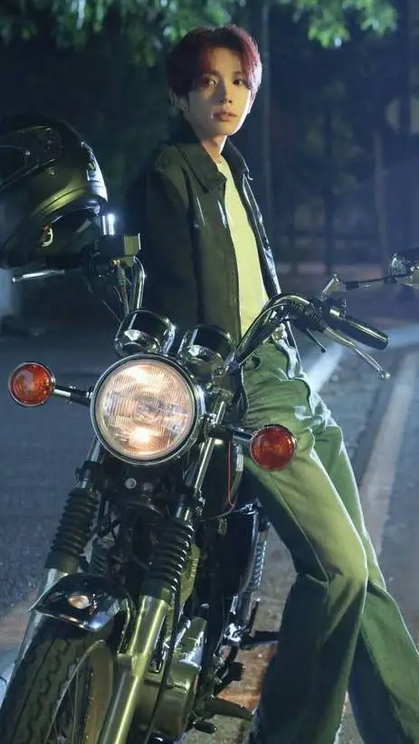 ai character: Lee Heeseung  background