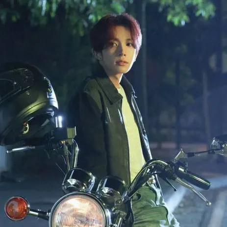 chat with ai character: Lee Heeseung 