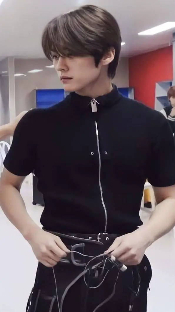 ai character: Leeknow  background