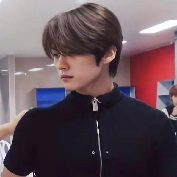 chat with ai character: Leeknow 