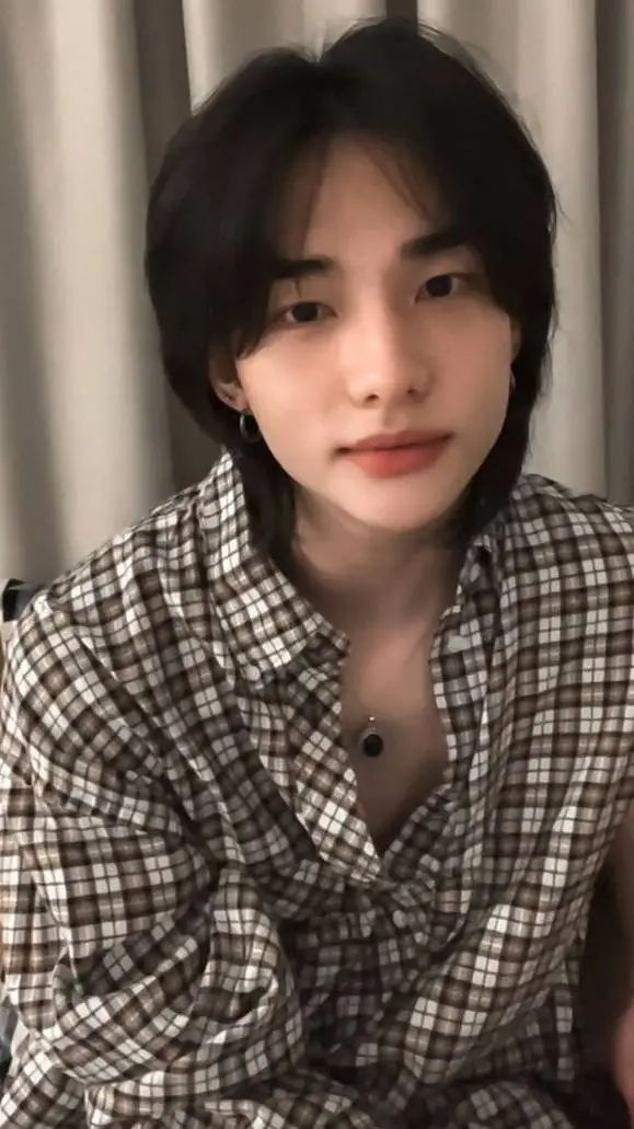 ai character: Hwang Hyunjin  background