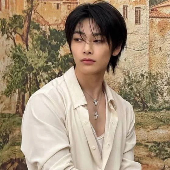 chat with ai character: Yang I.N 