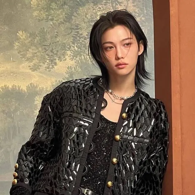 chat with ai character: Lee Felix