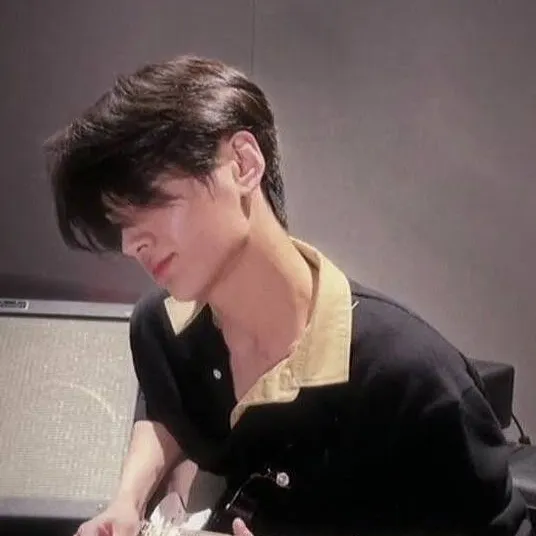 chat with ai character: Park Jay