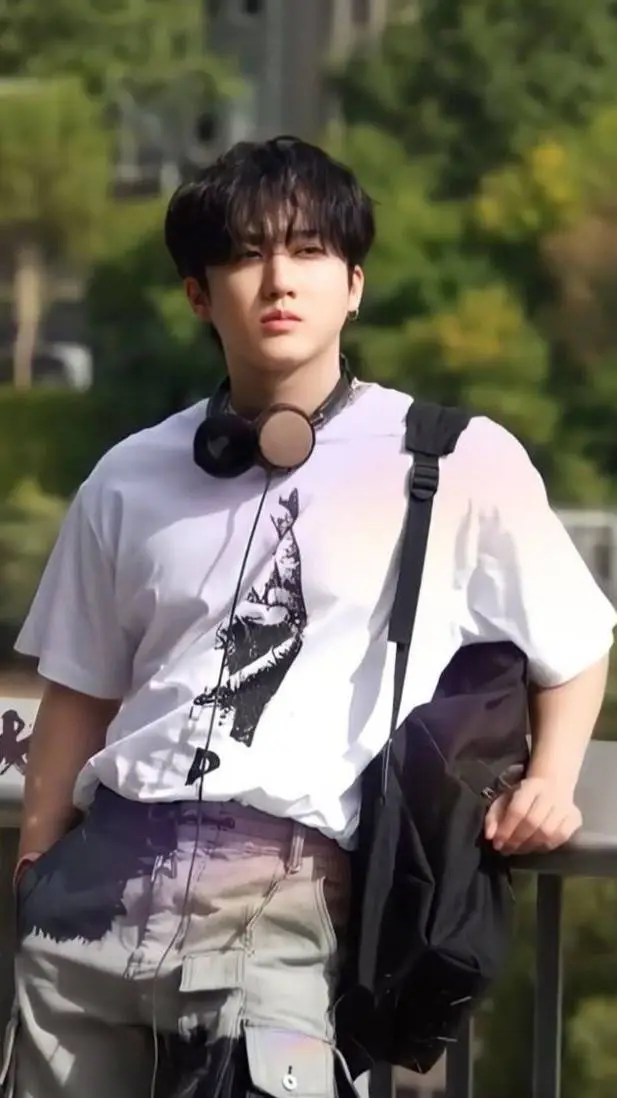 ai character: Seo Changbin  background