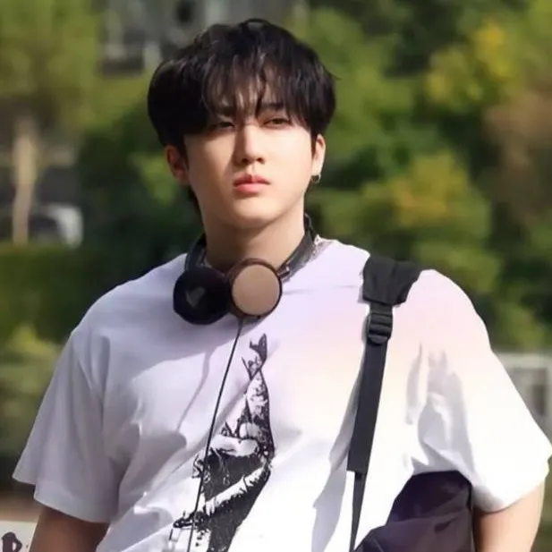 chat with ai character: Seo Changbin 