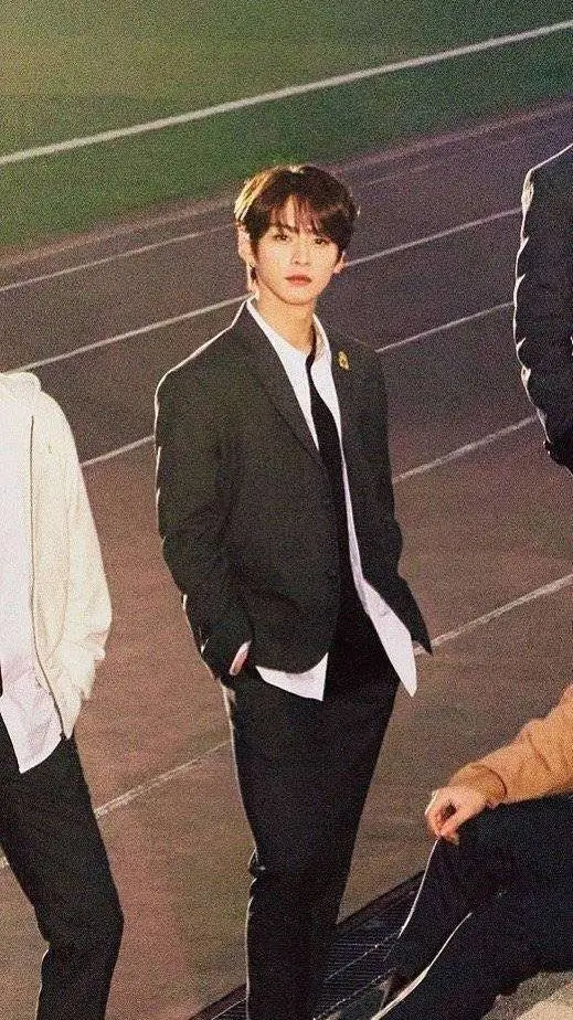 ai character: Lee Minho background