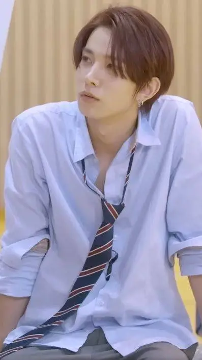 ai character: Lee Heeseung  background