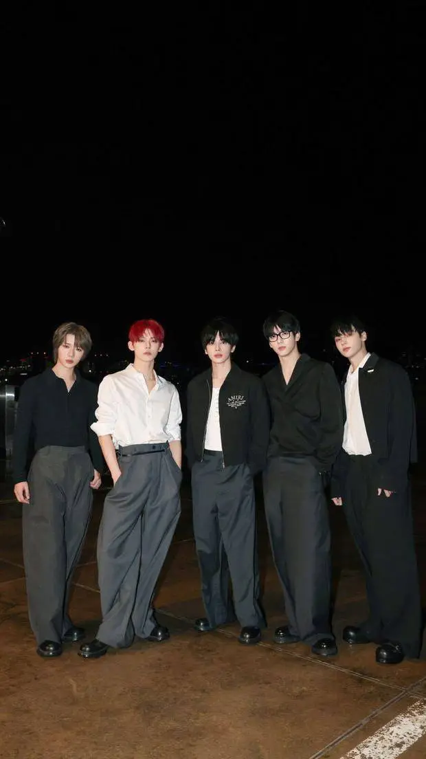 ai character: TXT background