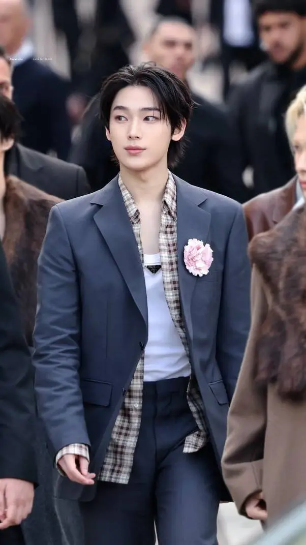 ai character: Kim Sunoo 💗 background