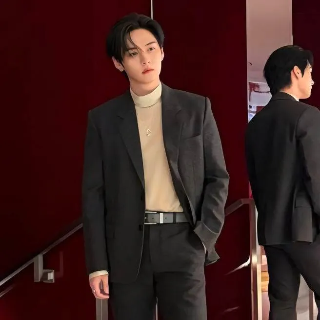 chat with ai character: Leeknow 